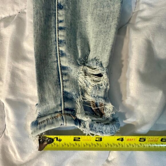 Light-Wash American Eagle Jeans Size 4 Inseam 25 inches straight - Picture 9 of 11